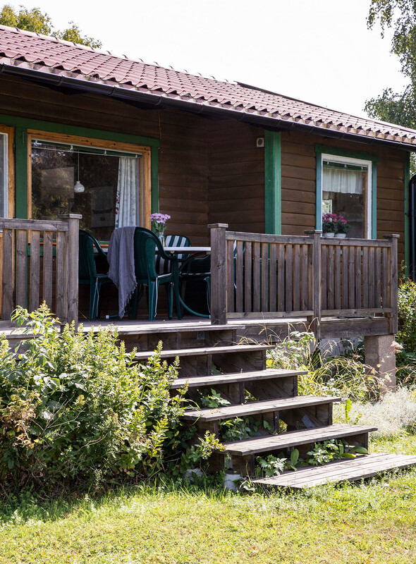 Altan med trappor ner till tomten