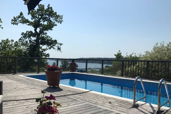 Underbart insynsskyddat läge med pool och sjöutsikt
