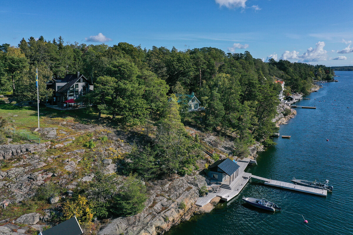 Brygga, sjöstuga och stora huset