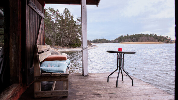 Bryggdäck vid båthus