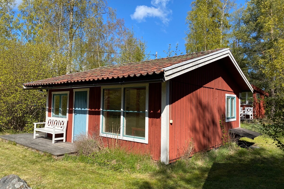 Huvudbyggnaden har liten altan