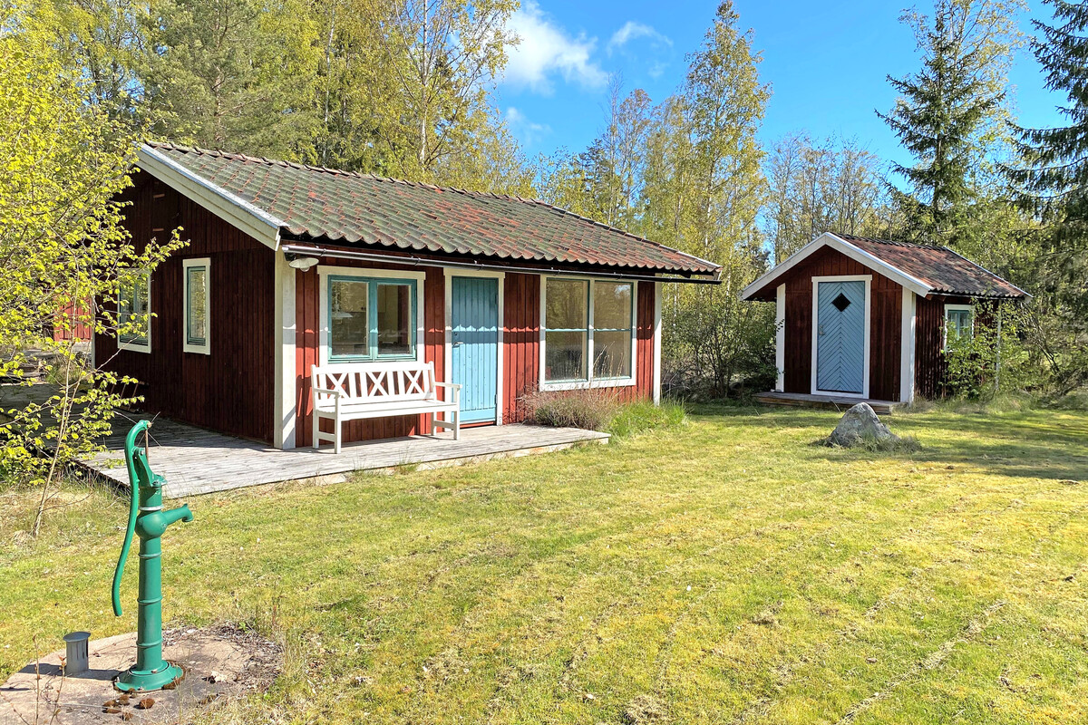 Charmig stuga om 28 kvm samt gästhus