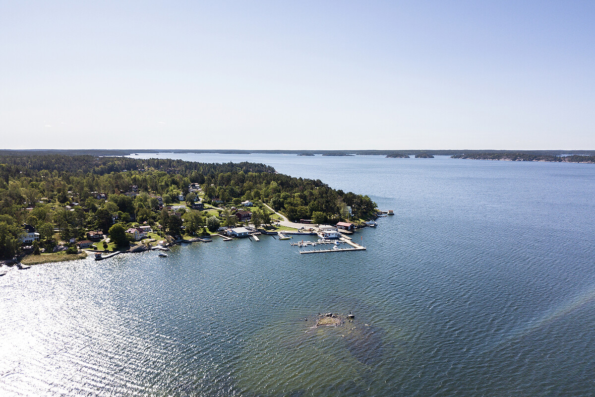 Flygbild mot Linanäs hamn