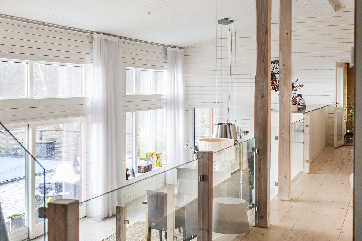 De stora fönstren gör hela huset ljust