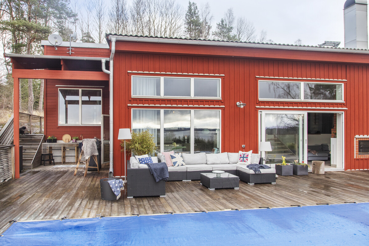 Hus, altan, pool och utekök