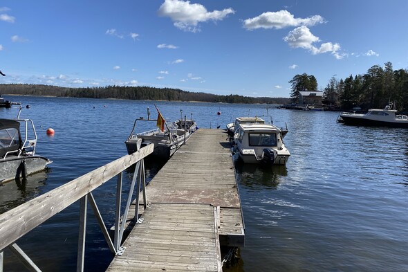 Del i brygga med skyddat läge