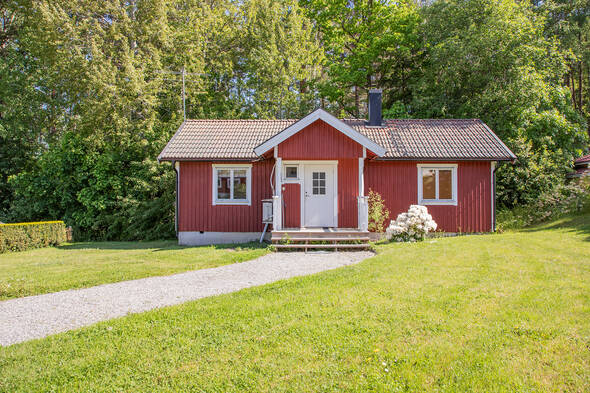 Längst in på tomten är en separat stuga