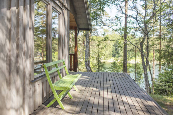 Altanen sträcker sig runt huset