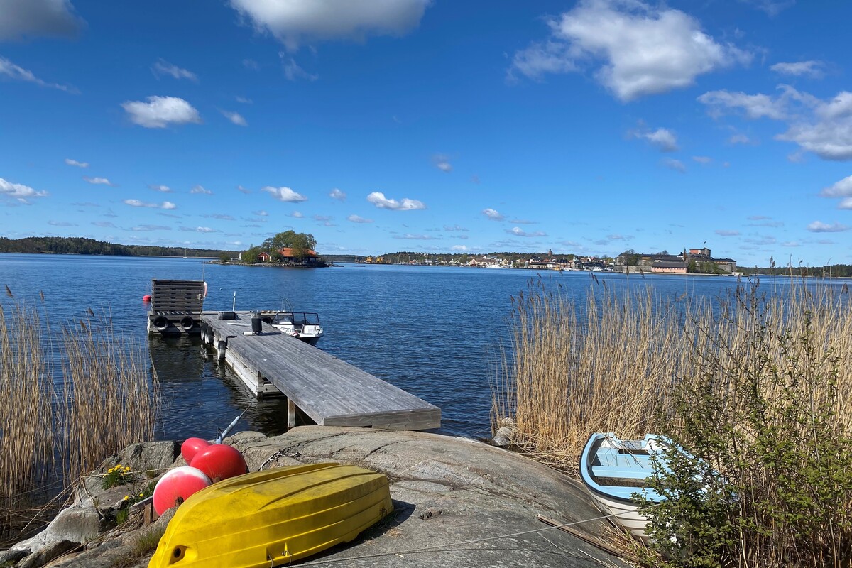 Rejäl brygga där båtplats ingår