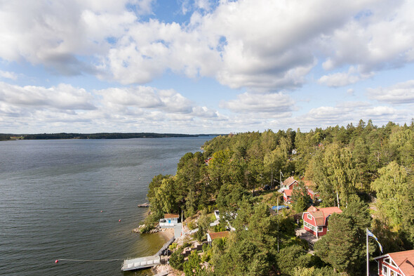 Underbart läge med solnedgång över vattnet