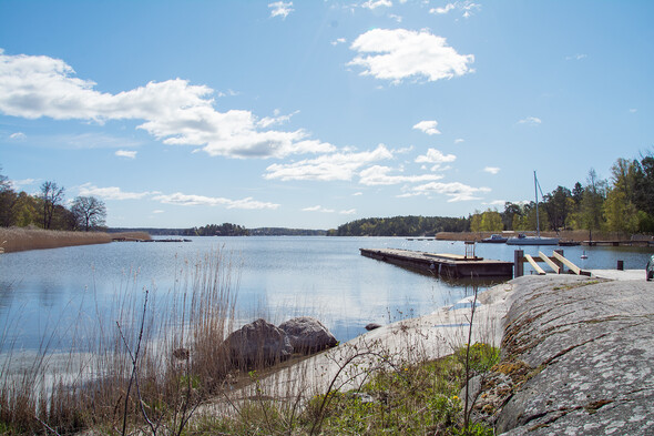 Båtplats och klippor