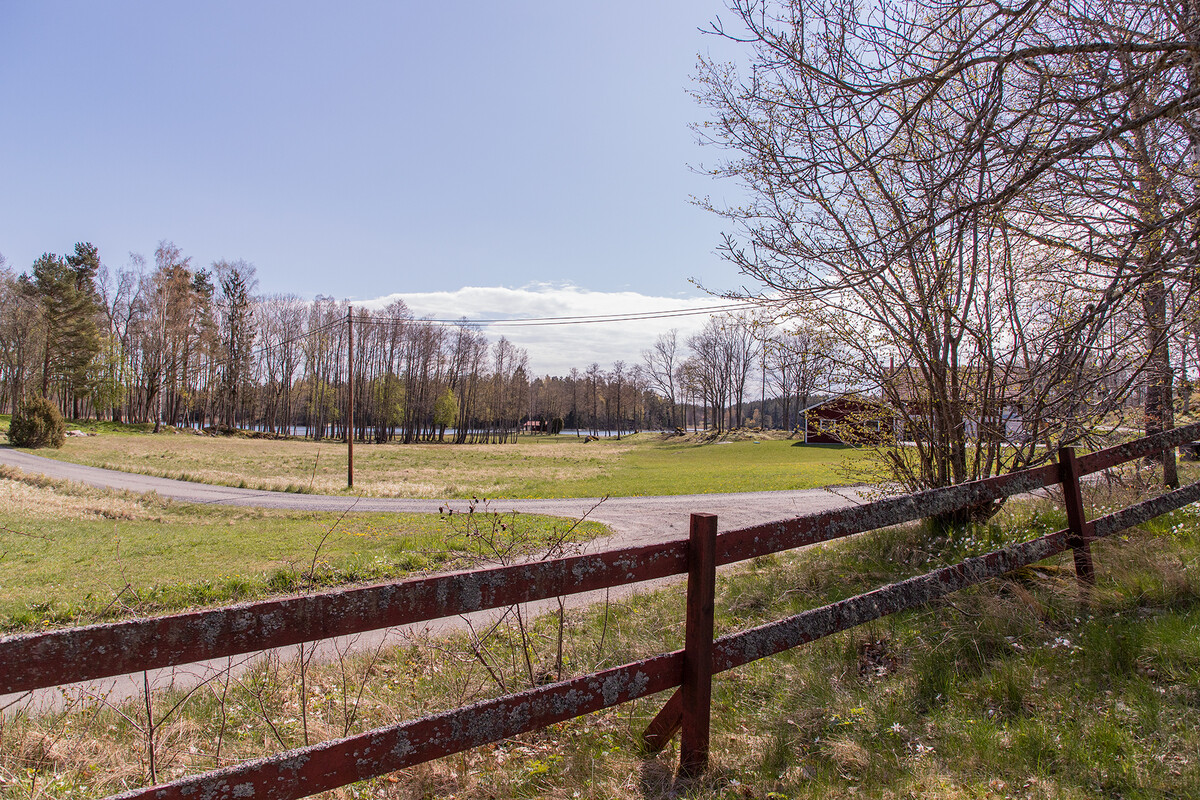 Utsikt över ängar och vatten