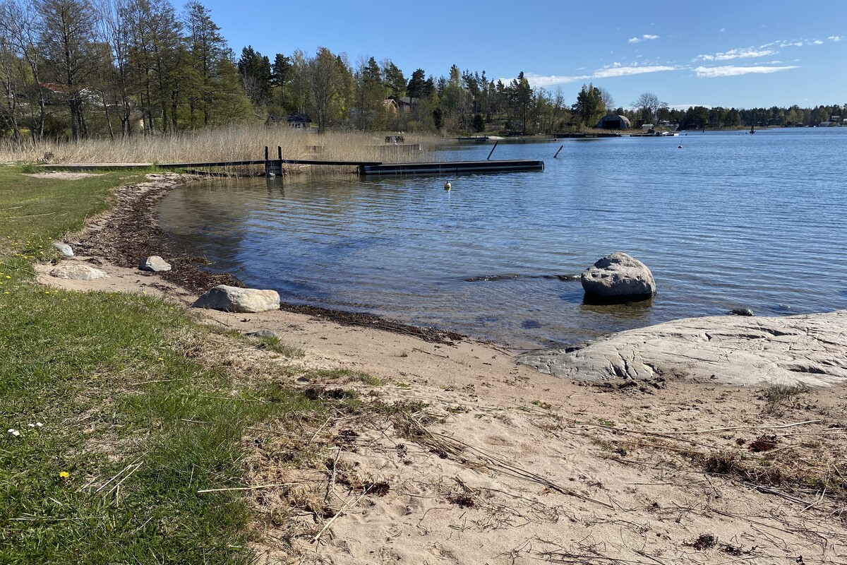 Sandstrand vid bryggan
