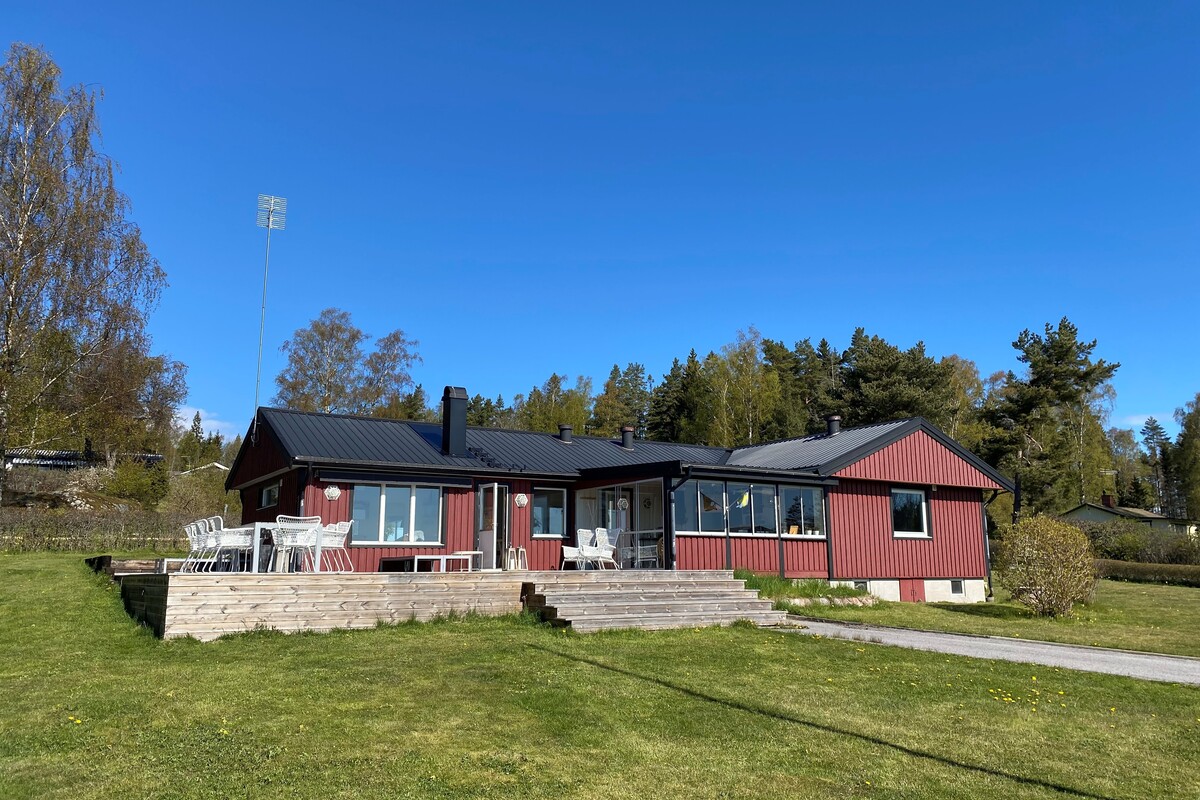 Huvudbyggnad i ett plan med 4 sovrum