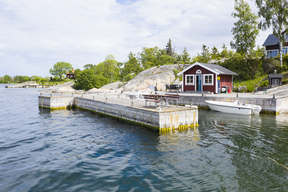 Rejäl brygga och sjöbod/bastu