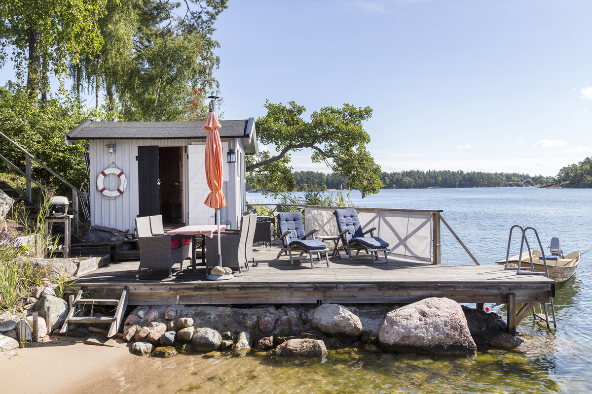 Från bastun är det bara några kliv till vattnet