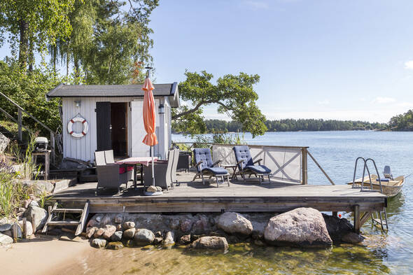 Från bastun är det bara några kliv till vattnet