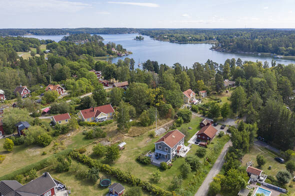 Sjönära- bara någon minut till närmsta badplats