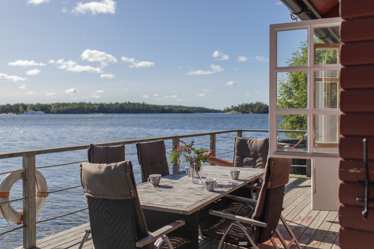 Härlig uteplats vid gäststugan och bastun