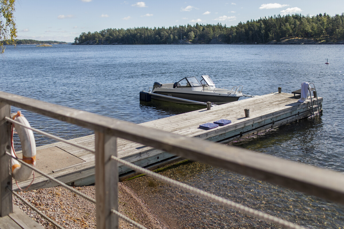 Bra brygga och lång strandlinje