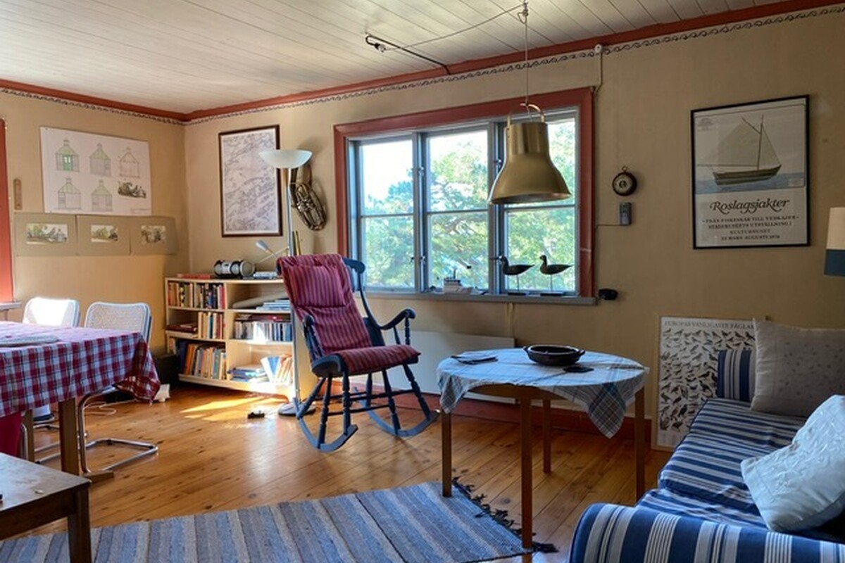 Mysigt inrett med eldstad