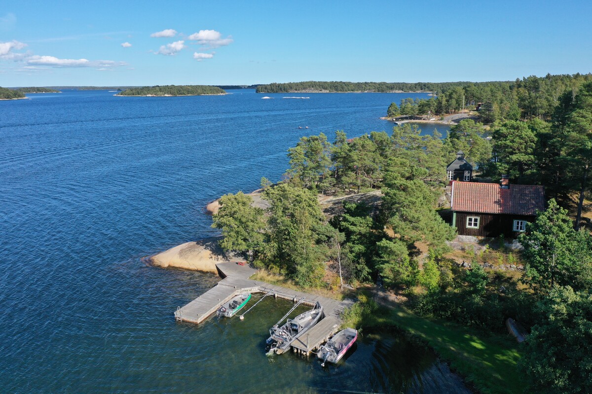 Huvudbyggnad längst fram på udden