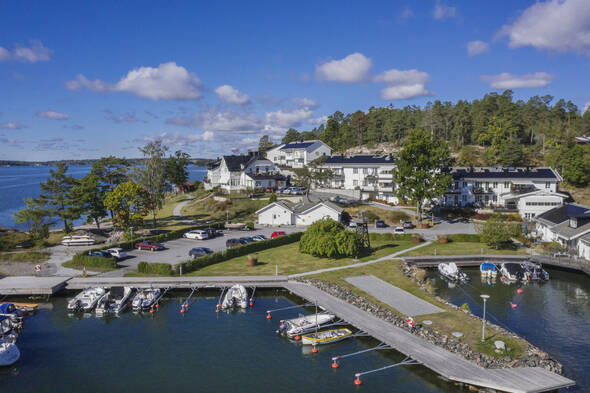 Området ligger sjönära med egna badplatser och båtplatser