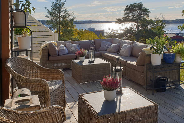 Solig uteplats med sjöutsikt