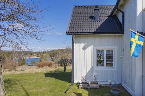 Fin sjöutsikt från både tomt och hus