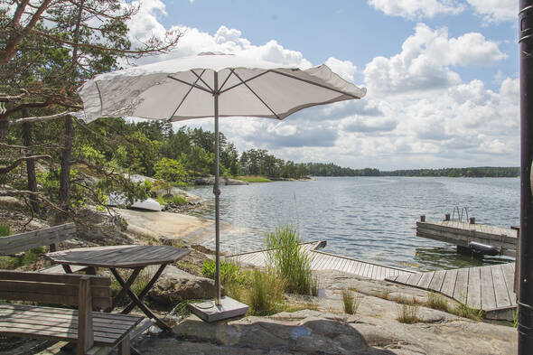 Klippor, strand och brygga
