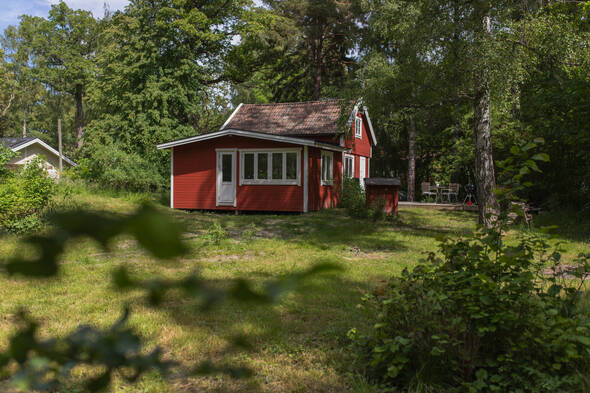 Rar stuga på plan tomt