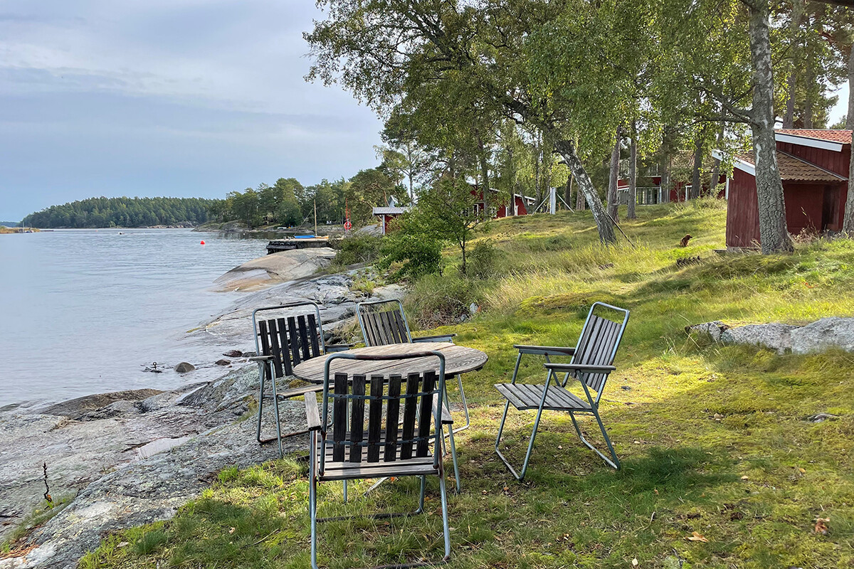 Strandlinje med kvällssol