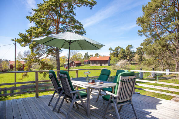 Solig altan i direkt anslutning till allrummet