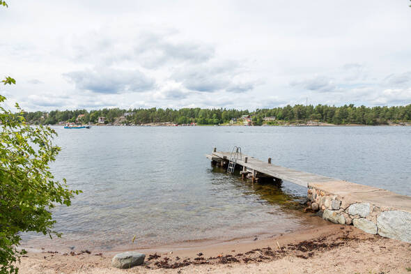 Strand och brygga