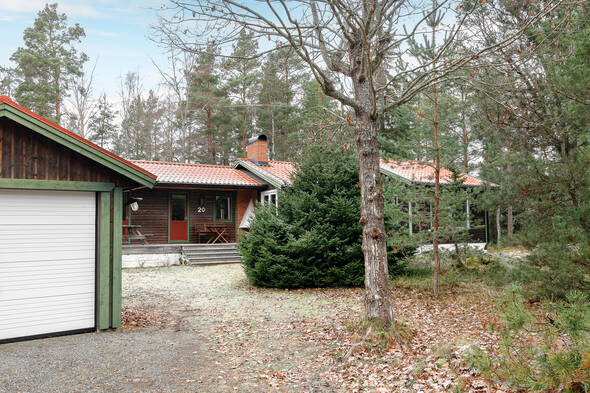 Garage med förråd vid infarten