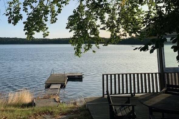 Säljarens sommarbild när bryggan ligger i