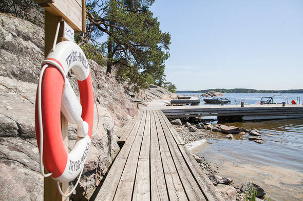 Bara några minuter från huset finns klippor och bad