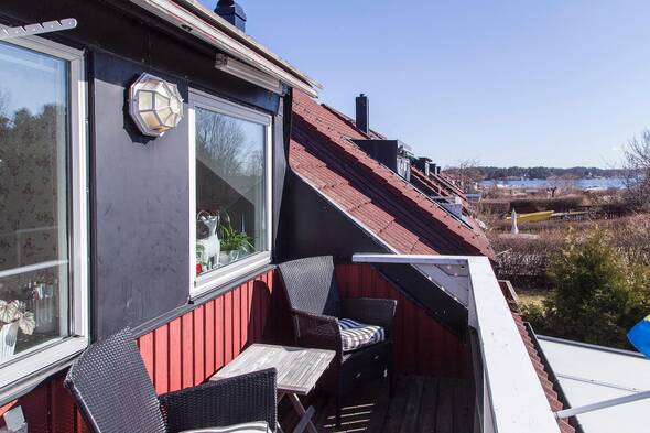 Läget är sjönära och från balkongen ser man ner mot båthamnen