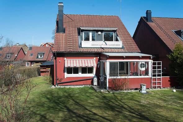 Gavelhus i uppvuxet område