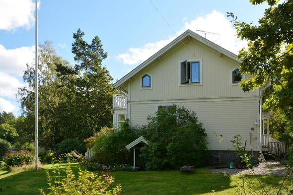 Lite av trädgården närmast huset