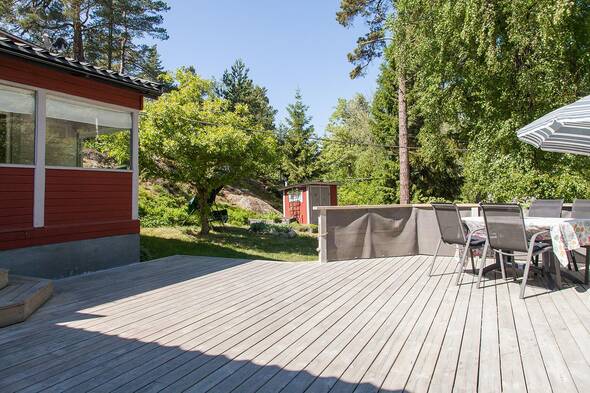 Stort soligt trädäck