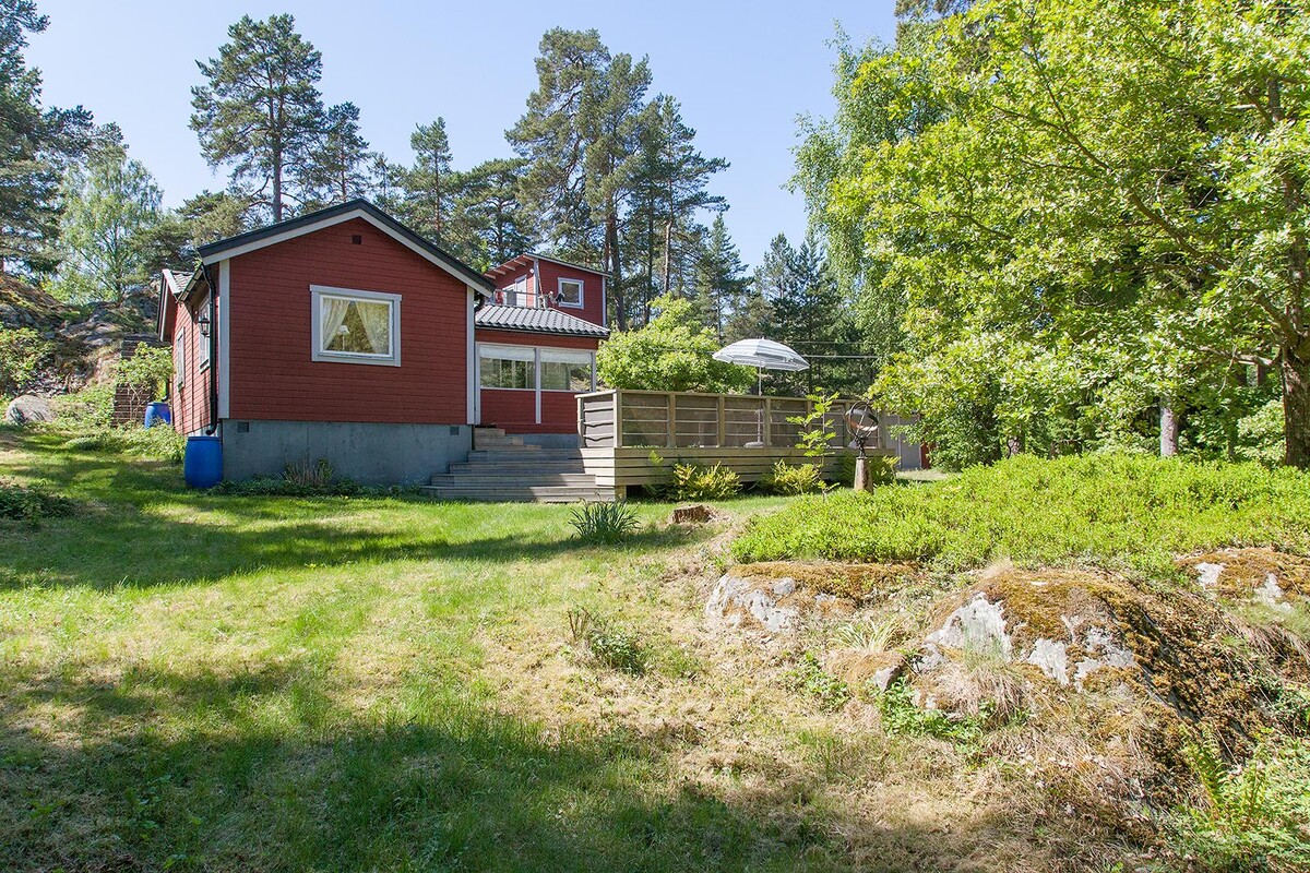 Stuga på fin tomt med soligt läge