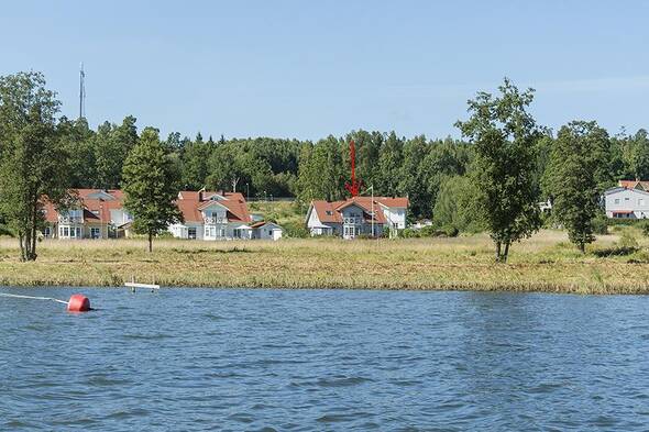 Modern villa vid vattnet