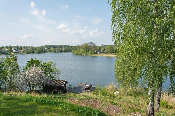 Sjöutsikt och grönskande tomt