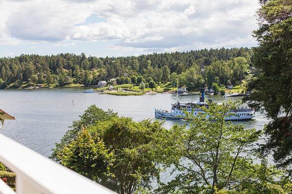 Storskär tuffar förbi