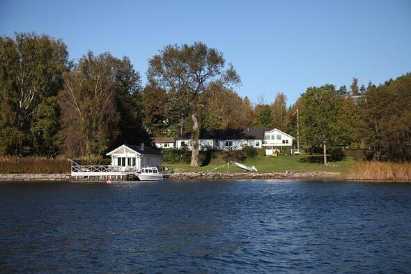 Hus och tomt från sjön