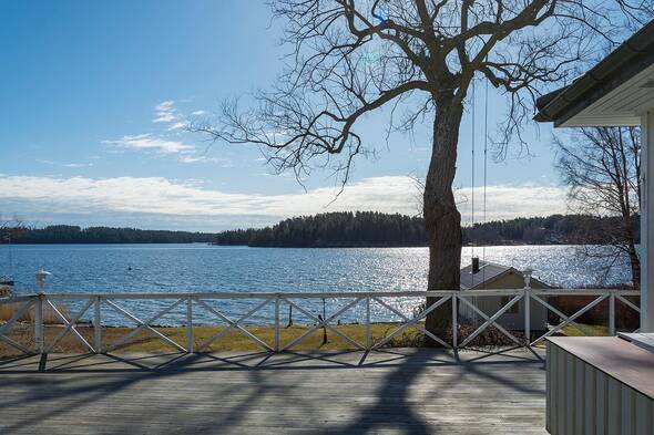 Väl tilltaget soldäck med härlig sjöutsikt