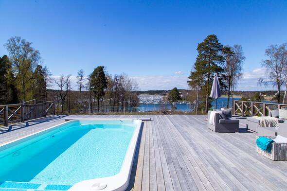 Pooldäcket runt poolen är stort