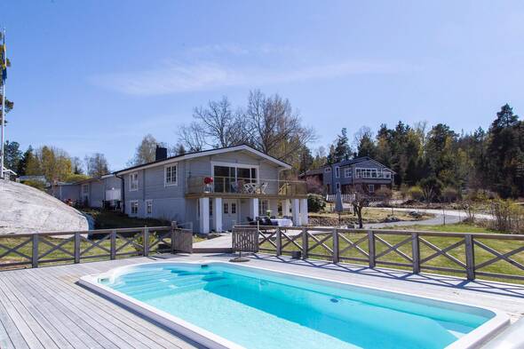 Två separata hus och en pool