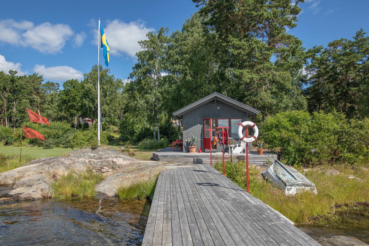 Från bastun är det bara några kliv ner till badet